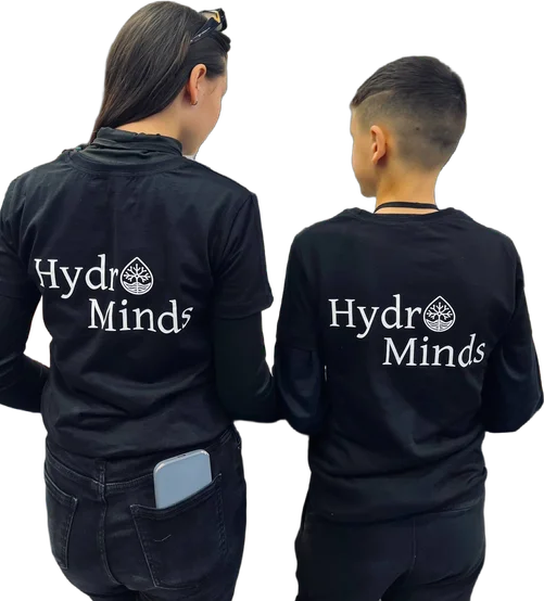 Membri HydroMinds în tricourile echipei
