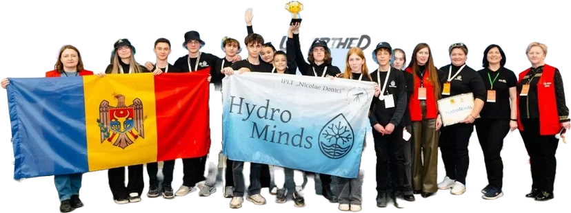 Echipa HydroMinds cu steagul Moldovei și bannerul echipei